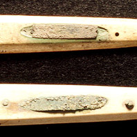 manches de couteaux mis au jour devant l'évier de pierre